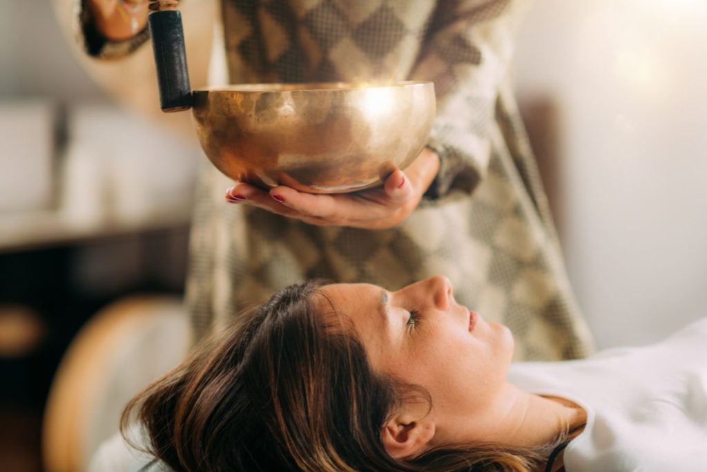 Klankschalen hebben helende eigenschappen. Ervaar een soundhealing (regio Utrecht) en laat de geluidstrillingen je lichaam en geest ontspannen en helen.